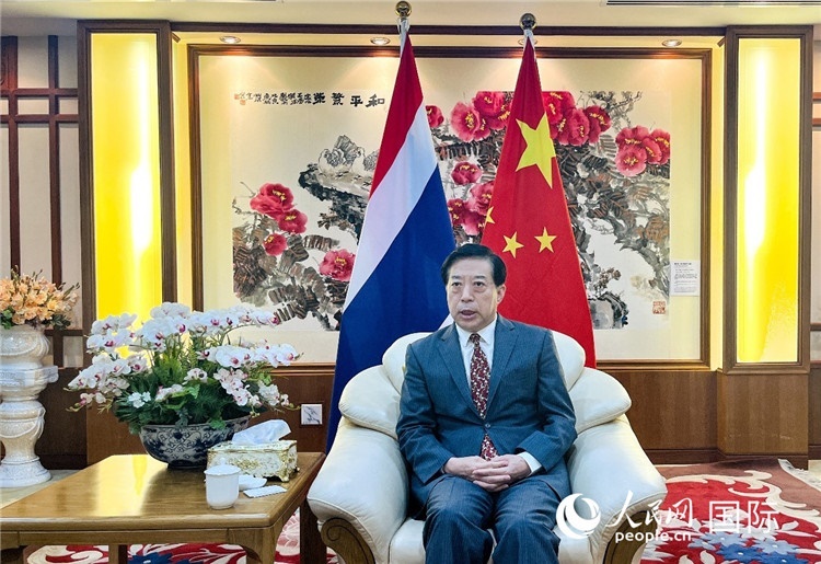 2024年12月10日，中國駐泰國大使韓志強在泰國曼谷接受中國—東盟中心（ACC）組織的“多彩東盟：2024年中國媒體東盟行”媒體團采訪。人民網記者 羨江楠攝