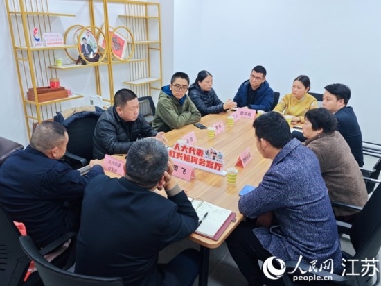 “紅興會客廳”，一場助企紓困協調會正在進行。人民網 徐晨曦攝