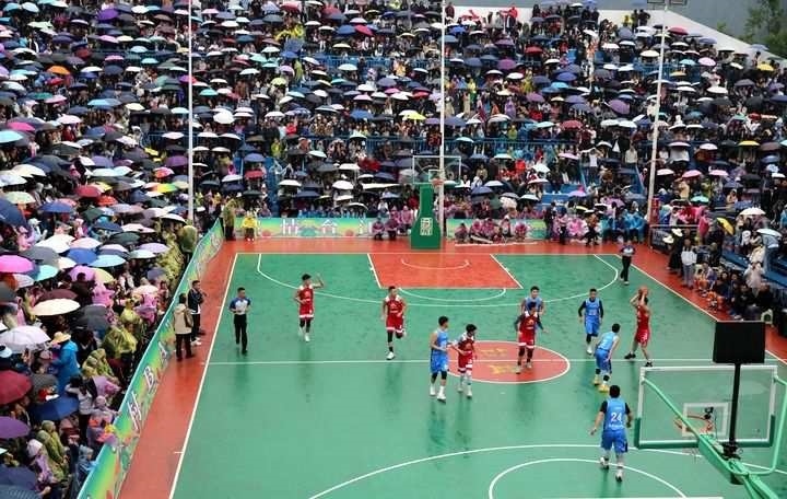 2024年5月1日，人們在貴州省黔東南苗族侗族自治州臺江縣臺盤鄉(xiāng)臺盤村觀看“村BA”球王爭霸賽。 新華社發(fā)（余天英 攝）