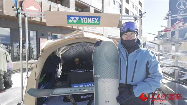 大塚幸博向記者展示滑雪板。人民網(wǎng)記者 袁蒙攝