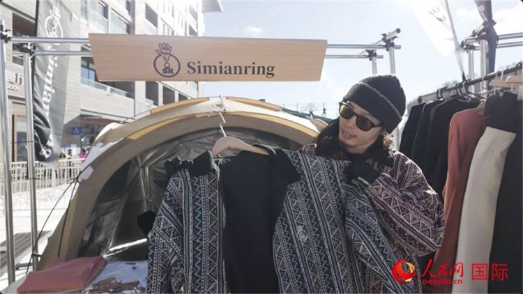 藤田周正在展示自己設計的滑雪服。人民網(wǎng)記者 袁蒙攝