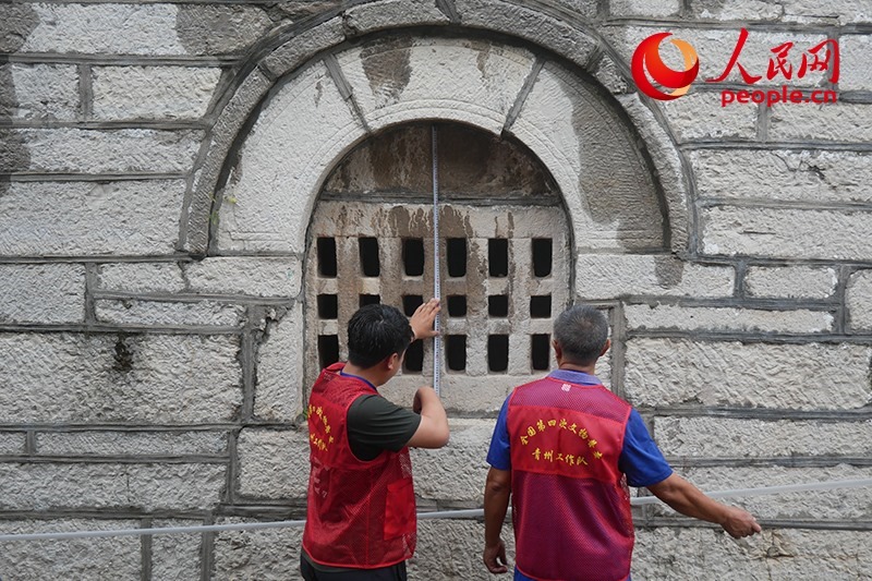 9月14日，山東青州，文物普查隊員正在實地調(diào)查。人民網(wǎng)記者 韋衍行攝