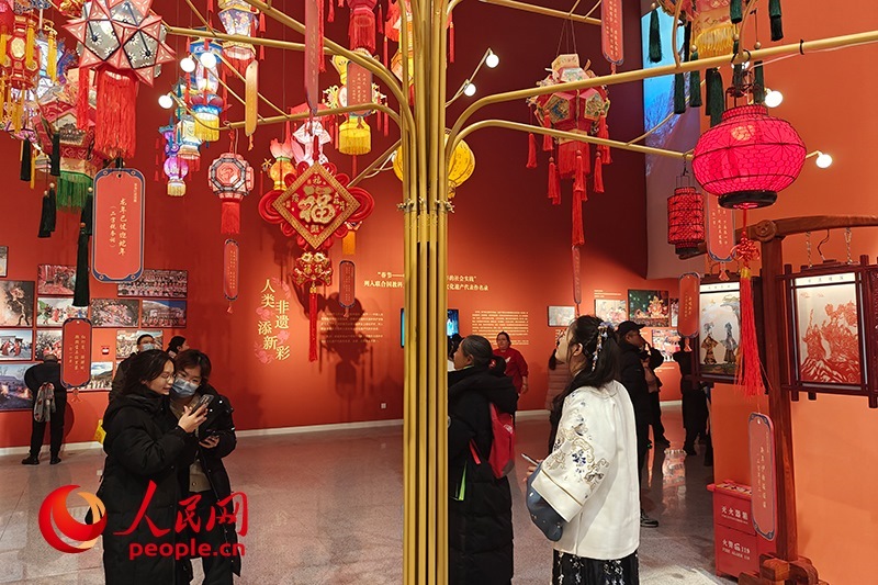12月21日，觀眾正在參觀“過年——春節(jié)主題展”。人民網(wǎng)記者 韋衍行攝