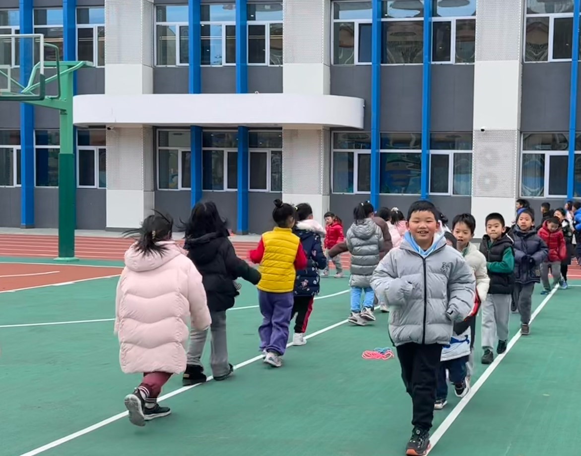 一年級的同學(xué)課間跑步 。學(xué)校供圖