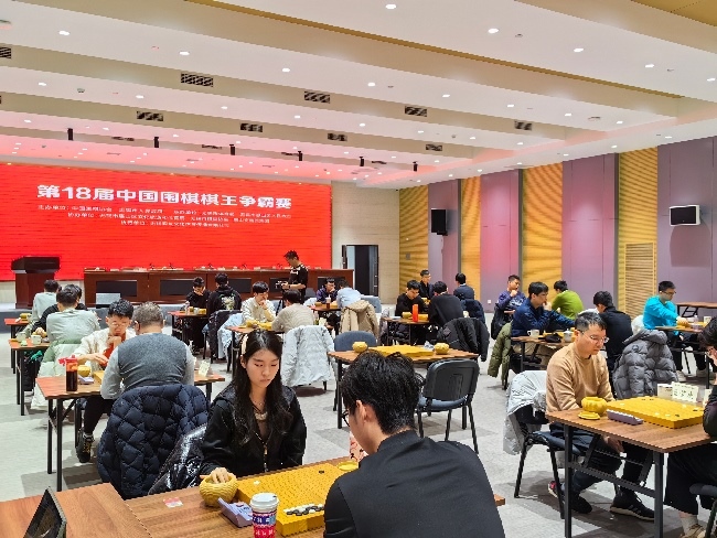 棋手在比賽中。人民網(wǎng)記者 李乃妍攝