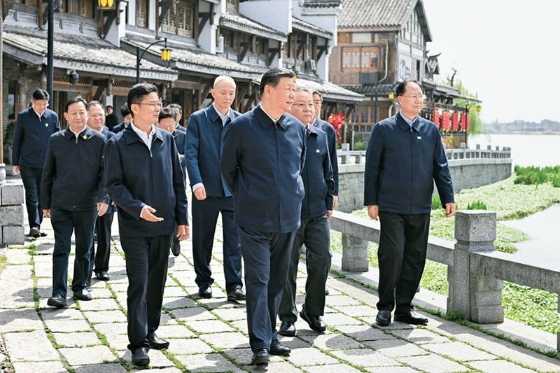 2024年3月18日至21日，中共中央總書(shū)記、國(guó)家主席、中央軍委主席習(xí)近平在湖南考察。這是19日上午，習(xí)近平在常德河街考察。 新華社記者 謝環(huán)馳/攝