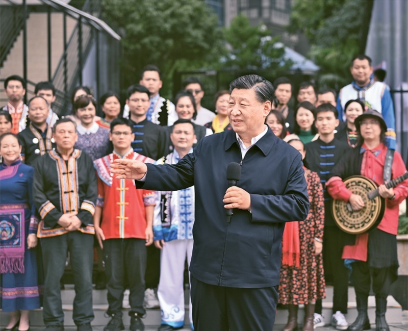 2023年12月14日至15日，中共中央總書(shū)記、國(guó)家主席、中央軍委主席習(xí)近平在廣西考察。這是14日上午，習(xí)近平在南寧市良慶區(qū)蟠龍社區(qū)考察時(shí)，同社區(qū)各族群眾親切交流。 新華社記者 燕雁/攝