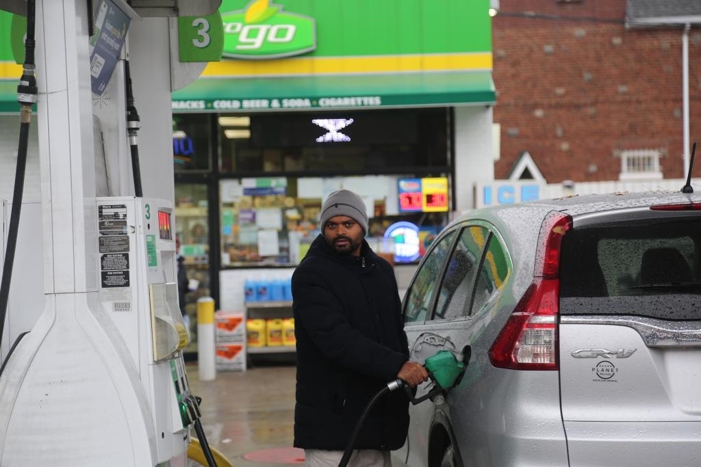 2024年12月11日，一名男子在美國紐約一處加油站加油。新華社記者劉亞南 攝