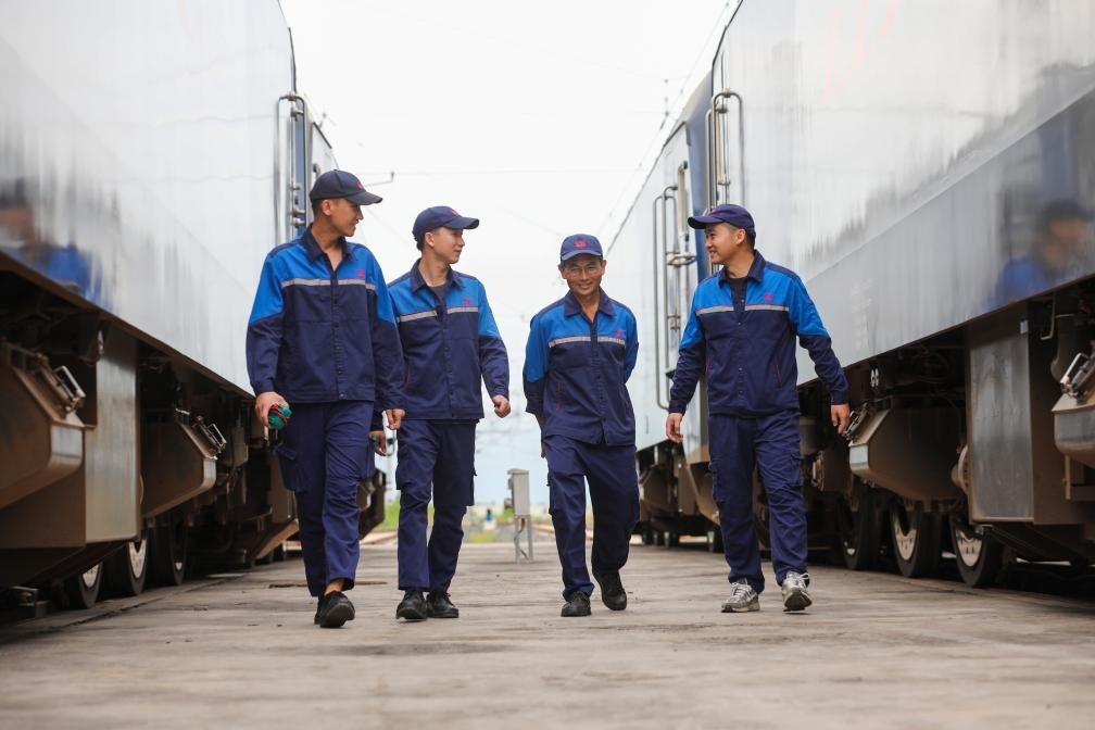 2024年9月9日，來(lái)自中國(guó)、老撾的師徒4人在中老鐵路萬(wàn)象運(yùn)營(yíng)管理中心的機(jī)車(chē)檢修庫(kù)內(nèi)。新華社發(fā)（楊永全攝）