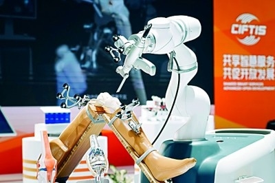 2024年中國國際服務(wù)貿(mào)易交易會上展出的人工智能骨科手術(shù)機器人。新華社發(fā)