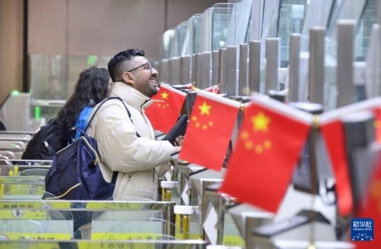 1月2日，國(guó)外旅客通過(guò)大興機(jī)場(chǎng)邊檢站入境。新華社記者 李欣 攝
