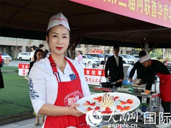 一名參賽選手展示冷盤“荷塘月色”。人民網(wǎng)記者 管克江攝