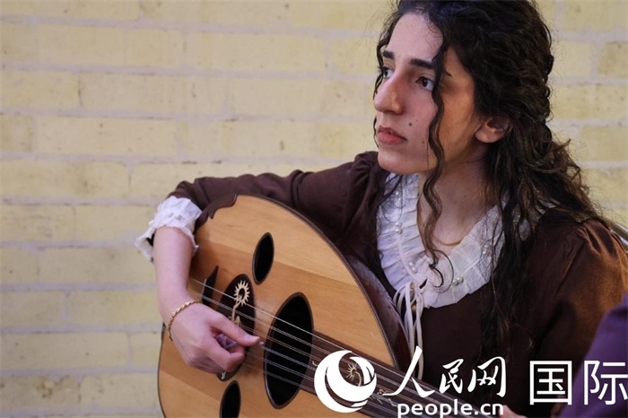 烏德琴女學員邁希恩。人民網 伊納斯·易卜拉欣攝