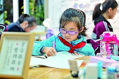 在河南洛陽(yáng)市澗西區(qū)長(zhǎng)安路街道長(zhǎng)安路二社區(qū)共享自習(xí)室內(nèi)，孩子們?cè)趯W(xué)習(xí)。李衛(wèi)超攝/光明圖片