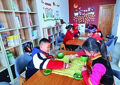 浙江岱山縣秀山鄉(xiāng)秀南村“民生小鋪”里，放學(xué)后的小學(xué)生在下棋。新華社發(fā)