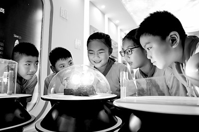 江西省南昌市青云客航天科創(chuàng)空間青少年科普館，孩子們在觀察光壓傳動試驗。鮑贛生攝/光明圖片