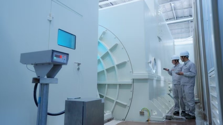 工作人員檢查300兆瓦壓氣儲能示范工程發(fā)電機。受訪者供圖