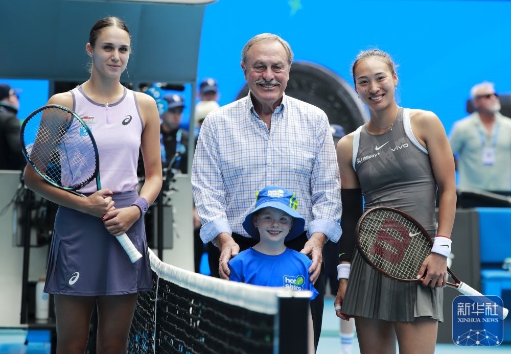 ↑鄭欽文（右）、托多尼（左）在比賽前與澳大利亞網(wǎng)球名將約翰·紐康姆合影。新華社記者 馬平 攝
