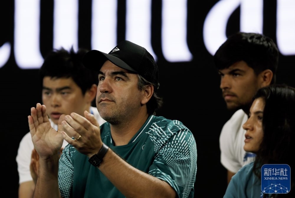 ↑鄭欽文的教練丹特·博蒂尼（中）在場邊觀賽。新華社記者 馬平 攝