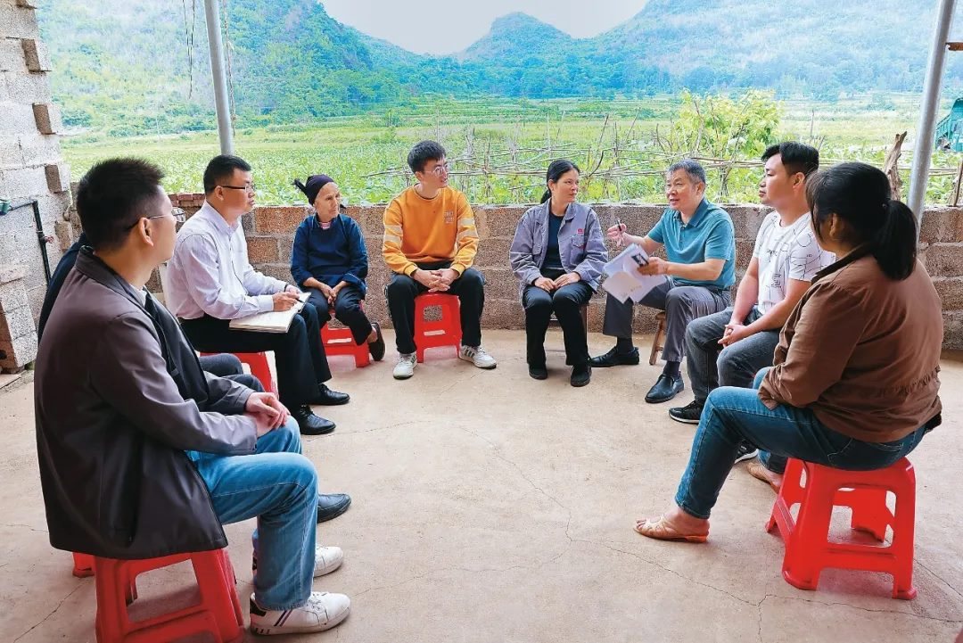 △法學(xué)會(huì)法律咨詢專家等入戶走訪、調(diào)解糾紛。