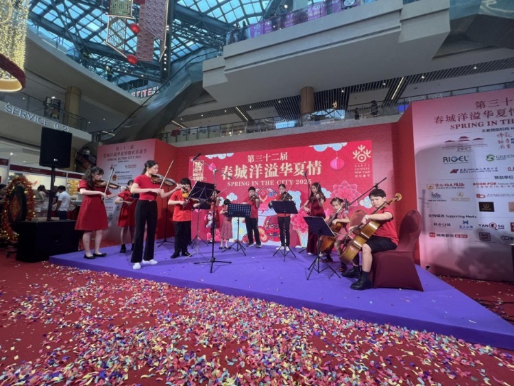 來自中國和新加坡的藝術團體聯(lián)袂表演了歌舞、器樂、武術、雜技等多種形式的文藝節(jié)目?；顒又鬓k方供圖