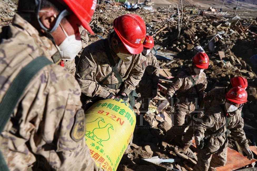 1月10日，定日縣長(zhǎng)所鄉(xiāng)古榮村，武警官兵幫助受災(zāi)群眾整理廢墟，搶救被掩埋的物資。環(huán)球時(shí)報(bào)記者崔萌攝