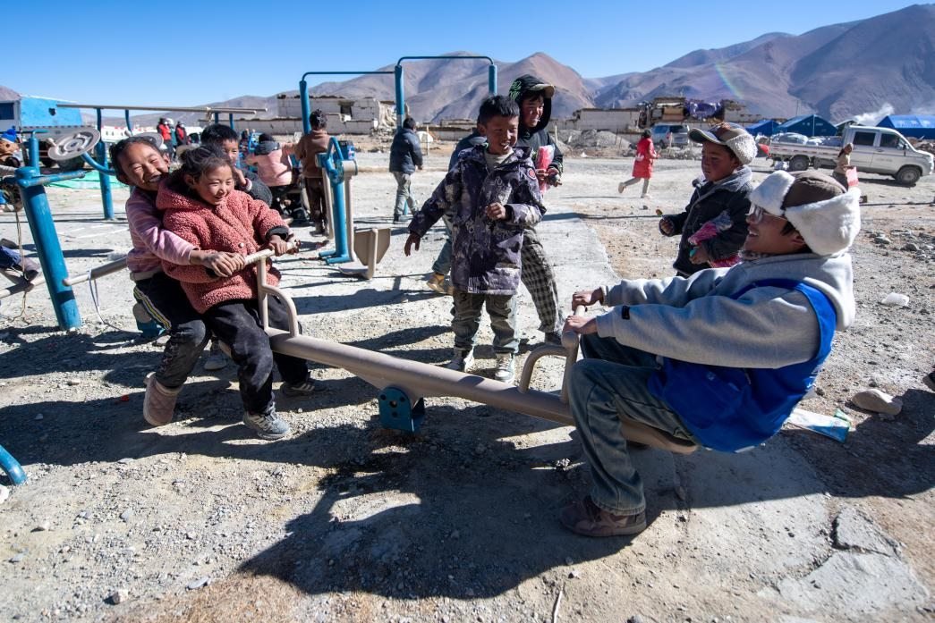 1月11日，在定日縣措果鄉(xiāng)塘仁村安置點(diǎn)，西藏星光社會(huì)工作服務(wù)中心志愿者和孩子們一起玩耍，進(jìn)行災(zāi)后心理疏導(dǎo)。人民網(wǎng)記者 翁奇羽攝
