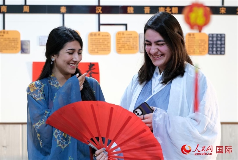 兩名參加活動(dòng)的學(xué)生。人民網(wǎng)伊納斯·易卜拉欣攝