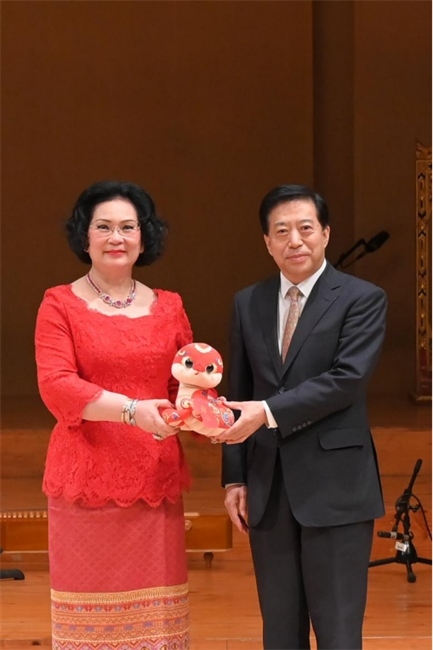 中國(guó)駐泰國(guó)大使韓志強(qiáng)與國(guó)際奧委會(huì)委員、泰國(guó)愛(ài)樂(lè)樂(lè)團(tuán)董事會(huì)主席坤仁帕塔瑪共同出席音樂(lè)會(huì)。主辦方供圖
