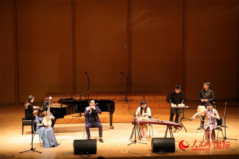 來(lái)自云南藝術(shù)學(xué)院的音樂(lè)家在演奏《金蛇狂舞》。人民網(wǎng)記者 楊一攝