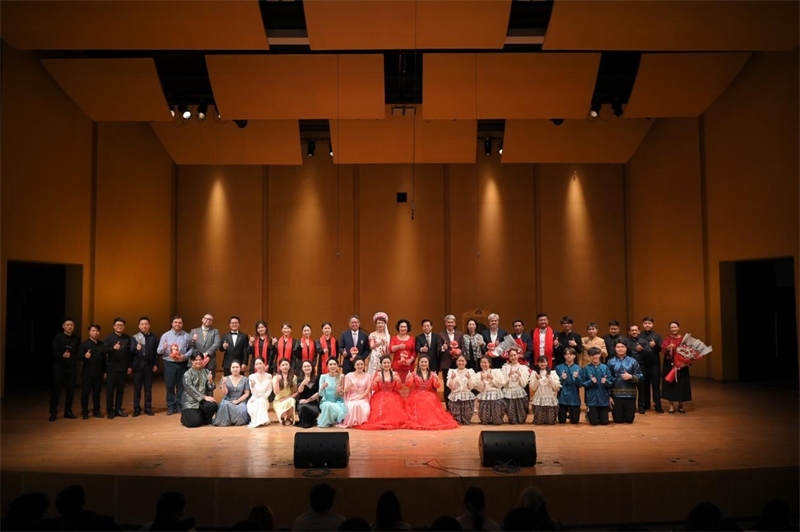 音樂(lè)會(huì)嘉賓與表演者集體合影?；顒?dòng)主辦方供圖