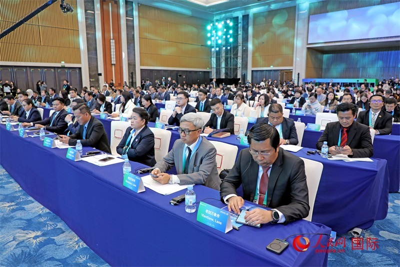 這是1月16日在南寧國(guó)際會(huì)展中心拍攝的“世界市長(zhǎng)對(duì)話·南寧”活動(dòng)現(xiàn)場(chǎng)。人民網(wǎng)記者 趙益普攝