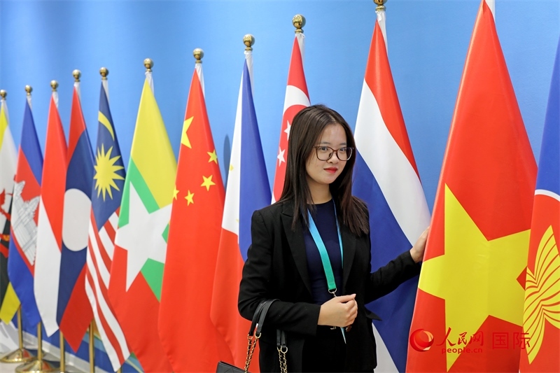 越南芒街市參會(huì)代表在南寧國(guó)際會(huì)展中心參觀。人民網(wǎng)記者 趙益普攝