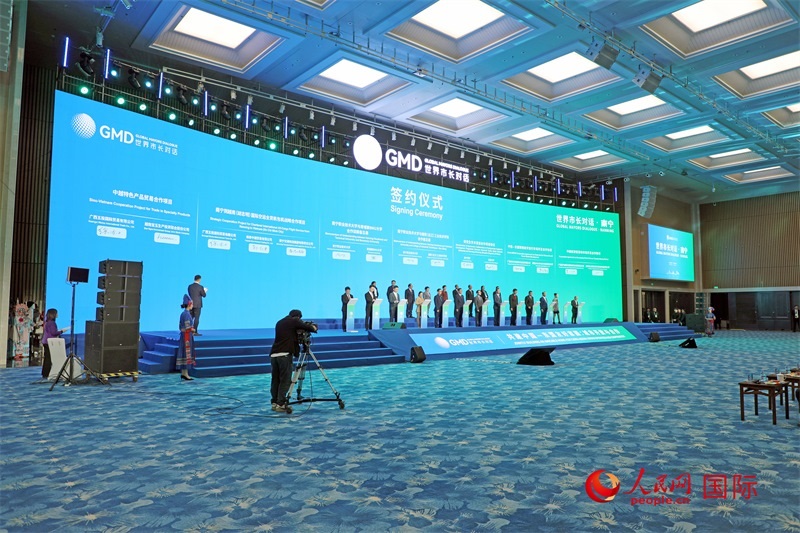 活動(dòng)現(xiàn)場(chǎng)舉行的中國(guó)同東盟國(guó)家交流合作項(xiàng)目簽約。人民網(wǎng)記者趙益普攝