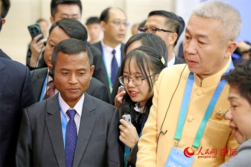 東盟國(guó)家市長(zhǎng)在觀看、體驗(yàn)?zāi)蠈幏沁z展示。人民網(wǎng)記者 趙益普攝