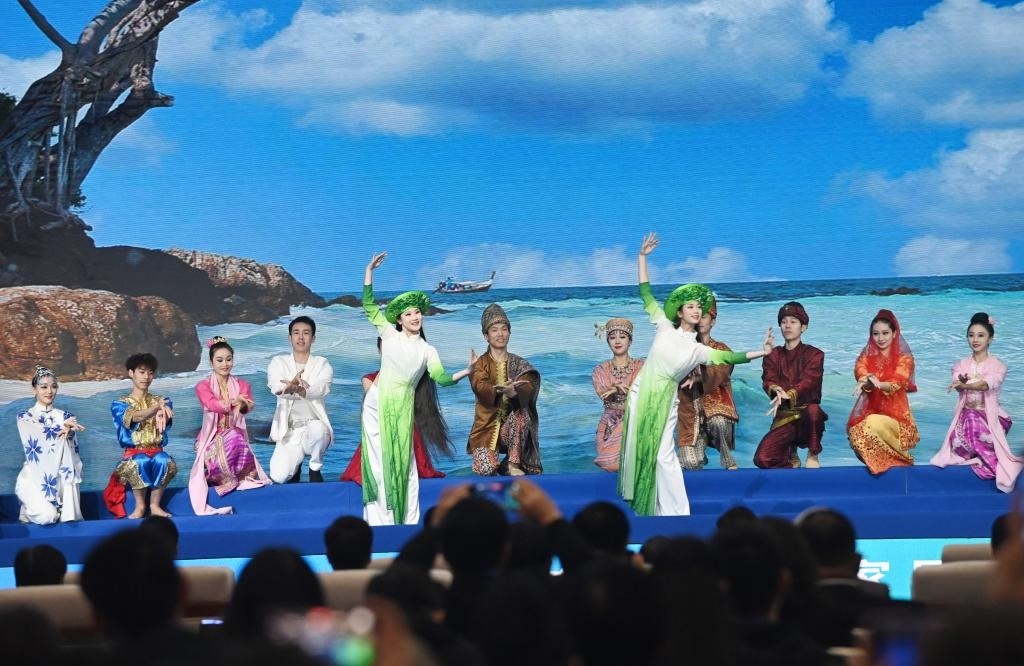 這是1月16日，在南寧國際會展中心，演員在“世界市長對話·南寧”活動間隙表演節(jié)目。新華社記者 陸波岸 攝