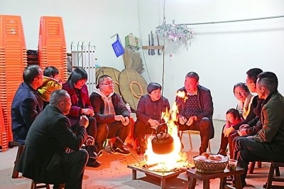 為討論蜜梨產(chǎn)業(yè)發(fā)展事宜，鸕鳥鎮(zhèn)開展“圍爐夜話”。資料圖片