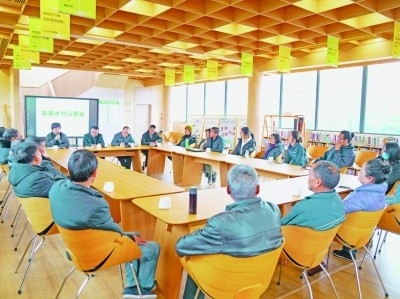 各種形式的民主協(xié)商議事會在余杭區(qū)落地生花。圖為黃湖鎮(zhèn)就共富工坊工作召開未來鄉(xiāng)村議事會。資料圖片