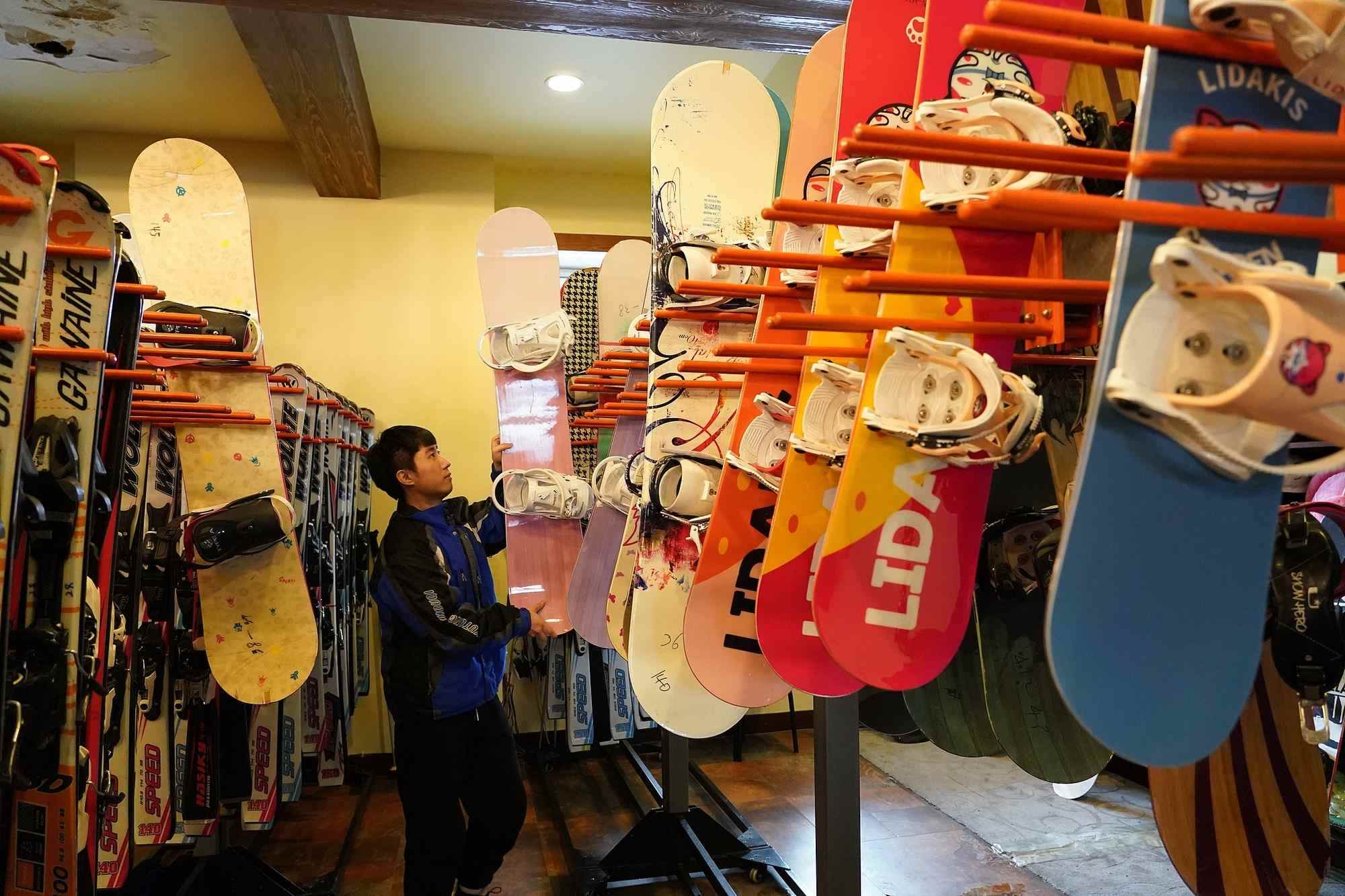 海拉爾滑雪場，工作人員在整理雪具