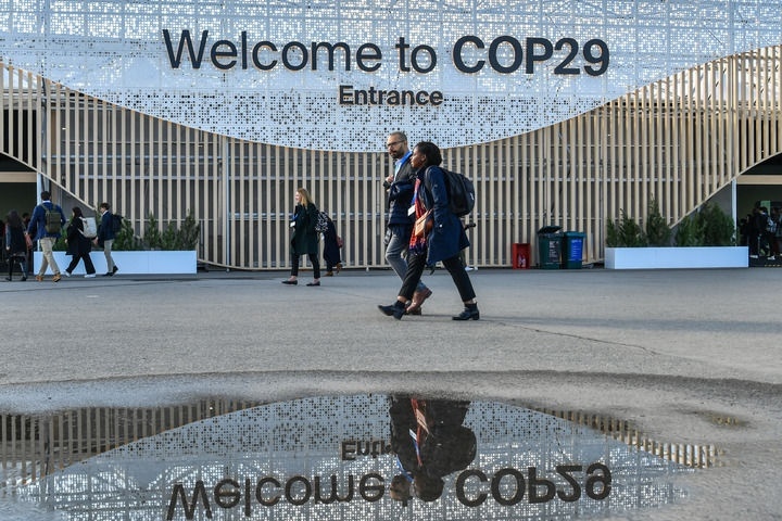 2024年11月15日，在阿塞拜疆首都巴庫，人們經過聯(lián)合國氣候變化巴庫大會的會場。新華社記者 曹陽 攝