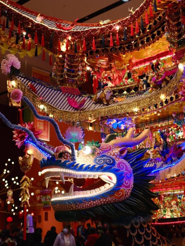 圖為“過(guò)年——春節(jié)主題展”中展出的浙江樂(lè)清首飾龍燈彩。