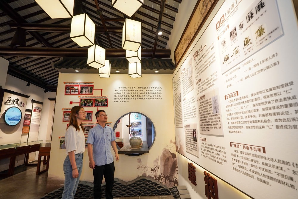 參觀者在蘇州市吳江區(qū)平望鎮(zhèn)廉潔教育基地鶯湖廉園內(nèi)參觀（2024年7月4日攝）。新華社記者 李博 攝