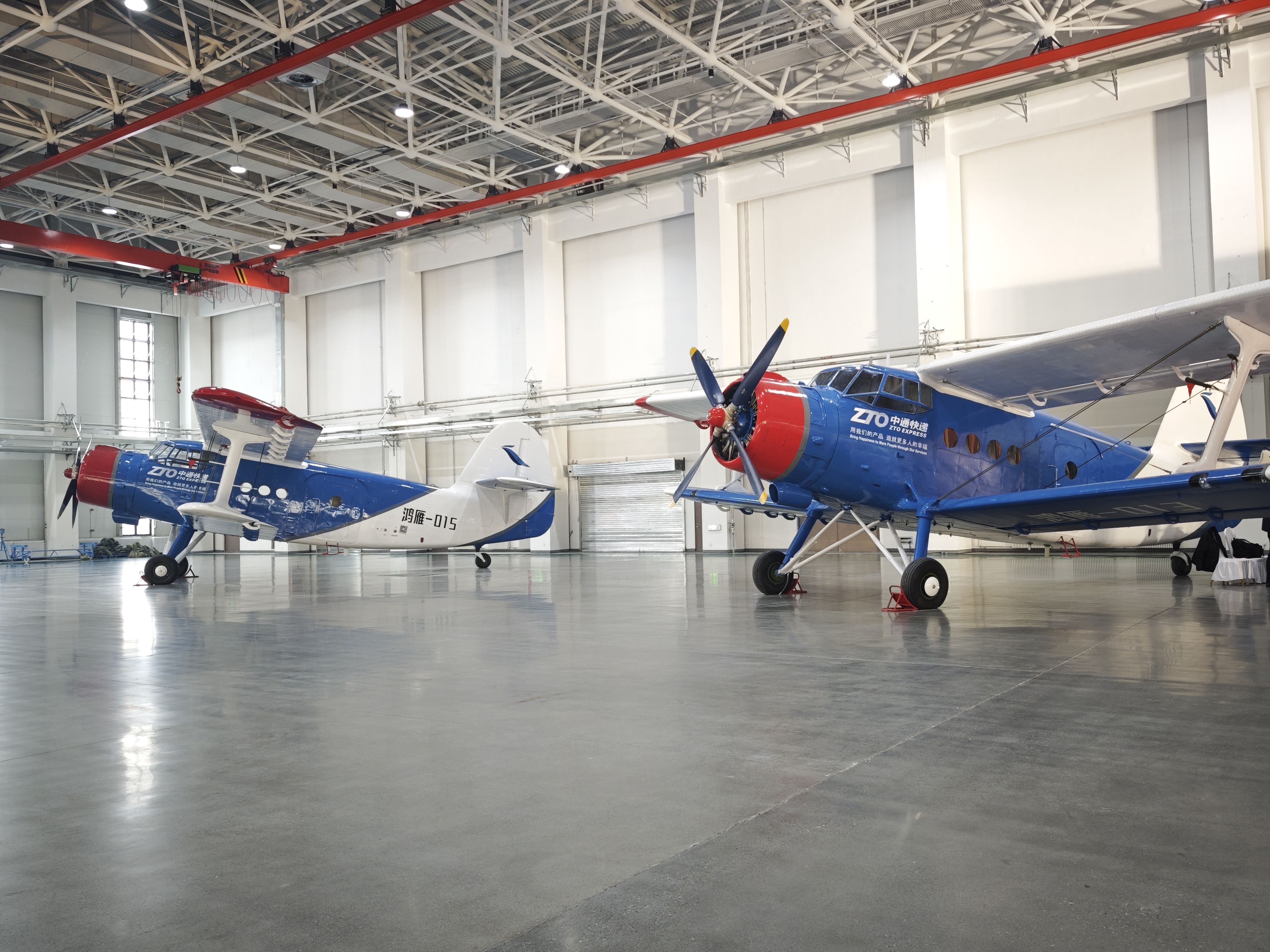 1月20日，停放在交付現(xiàn)場(chǎng)的大型無(wú)人機(jī)鴻雁（HY100）。新華社記者 茍立鋒 攝