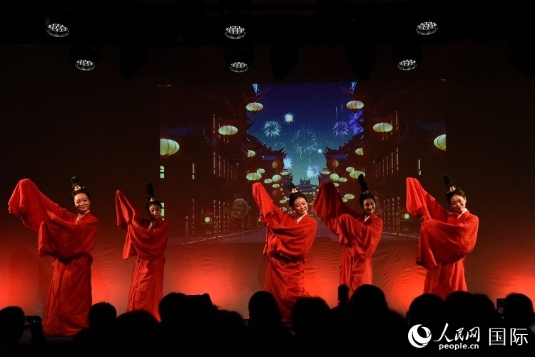 舞蹈《金蛇狂舞》。人民網(wǎng)記者 殷淼攝