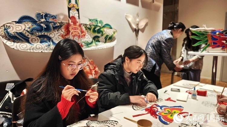 體驗(yàn)非遺文化“制作小風(fēng)箏”。人民網(wǎng)記者 殷淼攝