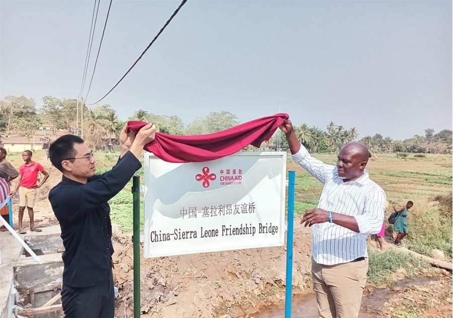 中國(guó)駐塞拉利昂大使王擎（左）和博城市市長(zhǎng)穆薩（右）為中國(guó)—塞拉利昂友誼橋揭牌。中國(guó)援塞農(nóng)業(yè)專(zhuān)家組供圖