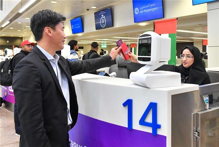 1月22日，迪拜免稅店聯(lián)合迪拜移民局向入境中國旅客贈送新年賀禮。迪拜移民局供圖