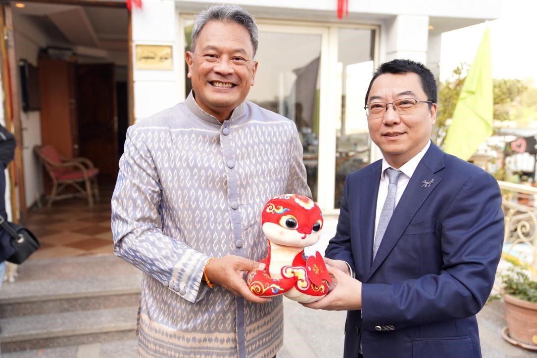 中國駐埃及使館參贊兼開羅中國文化中心主任張易向塔納瓦大使贈(zèng)送2025“歡樂春節(jié)”吉祥蛇。開羅中國文化中心供圖