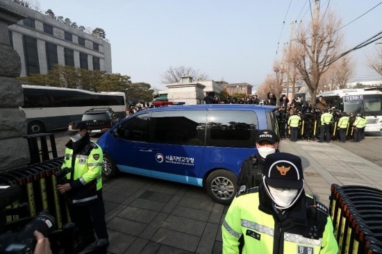  1月21日，尹錫悅乘坐的車輛進(jìn)入韓國首爾的憲法法院。新華社記者姚琪琳攝