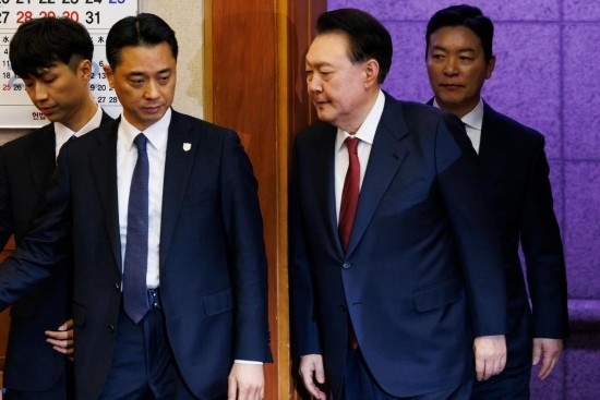  1月23日，尹錫悅（右二）在韓國首爾憲法法院出席總統(tǒng)彈劾案庭審。新華社發(fā)（Pool圖片，曹城凖攝）